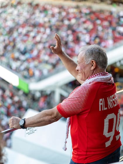 El rey Abdullah II celebró la victoria de su seleccionado que se impuso por 2 a 1 ante Argelia. Su próximo rival será Argentina, el sábado 27