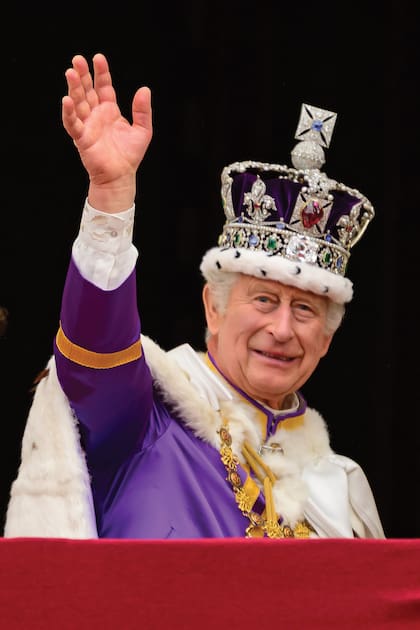 El Rey agradece las muestras de afecto de la multitud que aguardaba su aparición, para marcar el inicio de una nueva época en la monarquía británica.