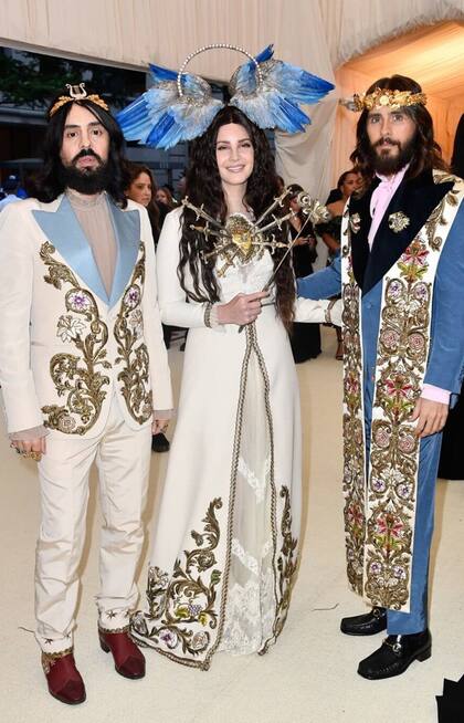 El rey Alessandro Michele con dos de sus musas, Lana del Rey y Jared Leto, en la última Met Gala.