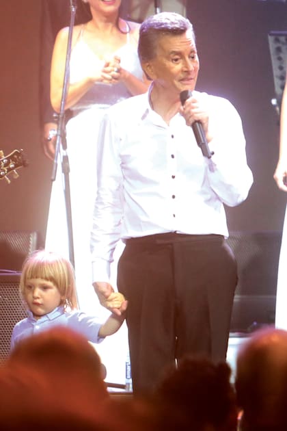 El Rey apareció en el escenario con su nieto menor, Ramsés (de 2 años y 8 meses), hijo de Luis y Mia Flores Pirán.