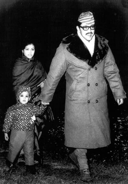 El rey Birendra, la reina Aishwarya y el príncipe heredero Dipendra, antes de 1975. Crédito de la imagen: Vinage Nepal/Twitter