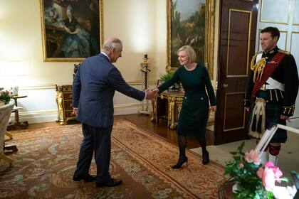 El rey británico Carlos III se reúne con la primera ministra Liz Truss durante su audiencia semanal en el Palacio de Buckingham en Londres, el miércoles 12 de octubre de 2022.