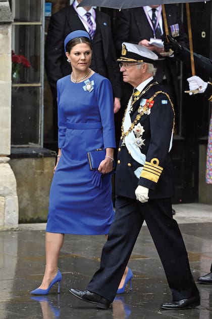 El rey Carl XVI Gustavo de Suecia y la princesa Victoria, con un diseño del creador sueco Pär Engshed.