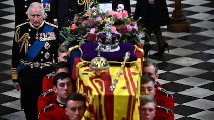 El rey Carlos dijo que conmemoraría su primer año de reinado orando y reflexionando sobre la vida de su madre, de quien heredó la corona en septiembre de 2022