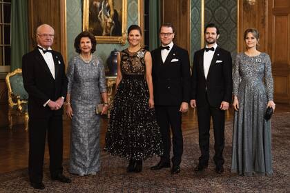 El rey Carlos Gustavo, la reina Silvia, la princesa heredera Victoria, el príncipe Daniel, el príncipe Carlos Felipe y la princesa Sofía. La primogénita de los monarcas llevó vestido de tul bordado con flores y volados, de Giambattista Valli para H&M, que combinó con cartera de Swarovski, tacos de Gianvito Rossi y pendientes de Prada.