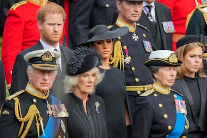 El rey Carlos III, Camilla, la princesa Ana, la princesa Beatriz, Meghan, y el príncipe Harry, en el funeral de la reina Isabel II