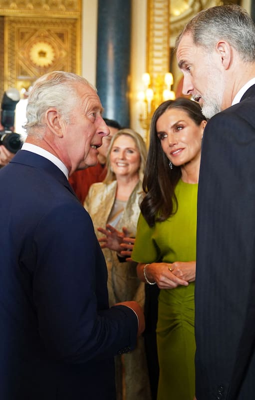 El Rey Carlos III de Gran Bretaña (2L) habla con el Rey Felipe VI de España y la Reina Letizia de España