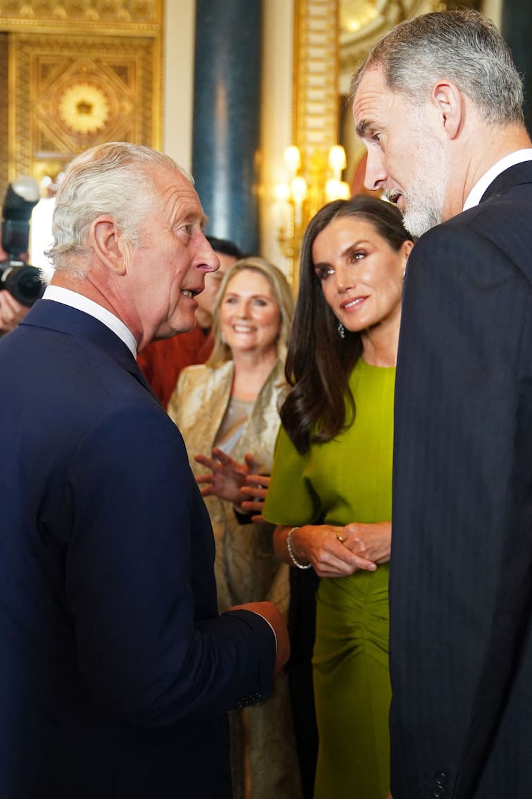 El Rey Carlos III de Gran Bretaña (2L) habla con el Rey Felipe VI de España y la Reina Letizia de España