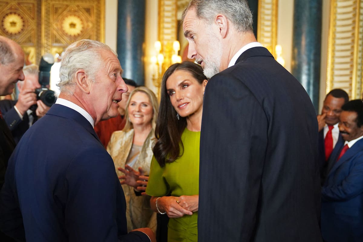 El Rey Carlos III de Gran Bretaña (2L) habla con el Rey Felipe VI de España y la Reina Letizia de España