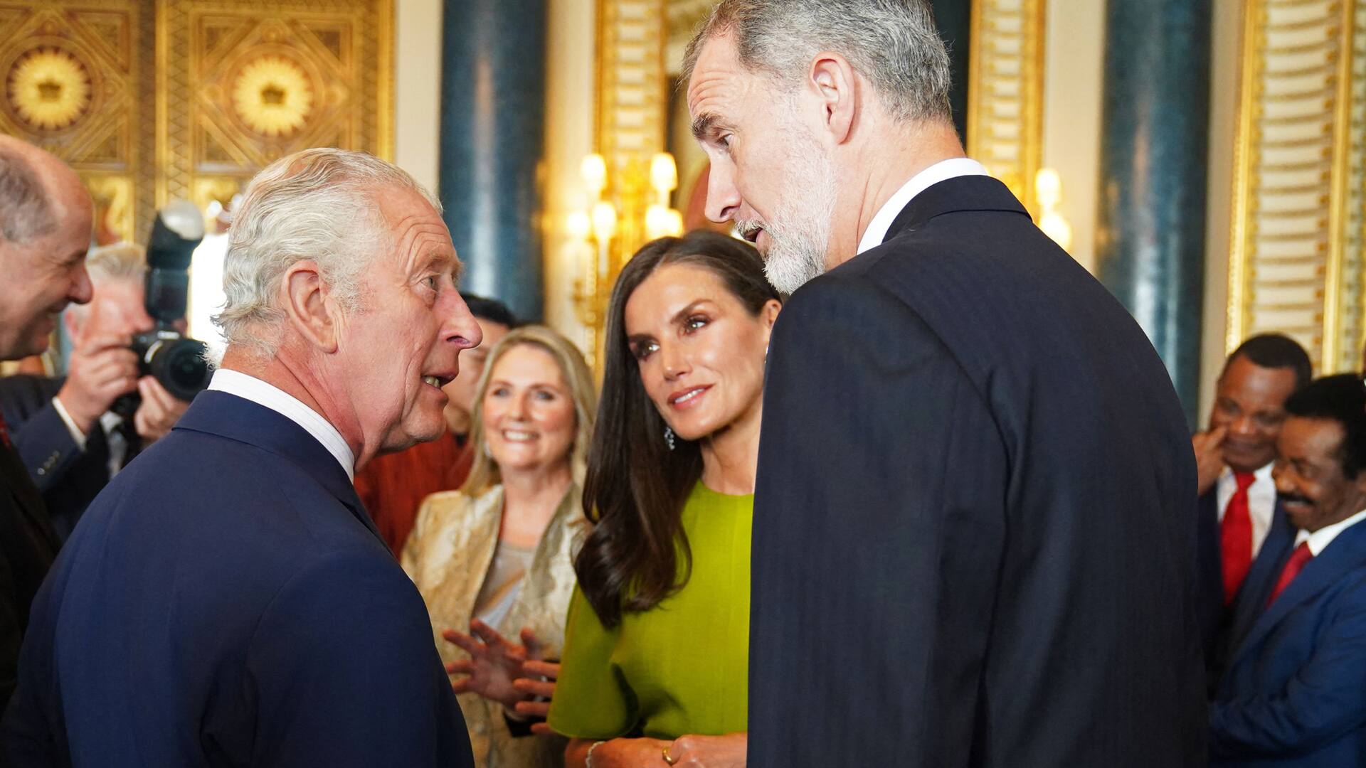 El Rey Carlos III de Gran Bretaña (2L) habla con el Rey Felipe VI de España y la Reina Letizia de España