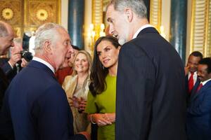 El Rey Carlos III de Gran Bretaña (2L) habla con el Rey Felipe VI de España y la Reina Letizia de España