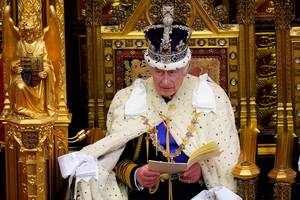 El rey Carlos III de Gran Bretaña habla en la ceremonia de apertura del Parlamento en el Palacio de Westminster, Londres, martes 7 de noviembre de 2023. Sentado en un trono dorado, Carlos III leyó el discurso del rey, una lista de proyectos legislativos del gobierno. (AP Foto/Kirsty Wigglesworth, Pool)