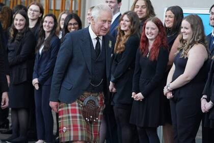El rey Carlos III de Gran Bretaña hace un gesto frente al parlamento escocés después de su visita a Edimburgo, Escocia, el 12 de septiembre de 2022