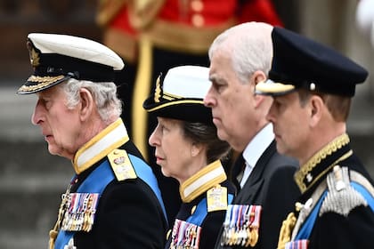El rey Carlos III de Gran Bretaña, la princesa Ana de Gran Bretaña, la princesa real, el príncipe Andrés de Gran Bretaña, duque de York, y el príncipe Eduardo de Gran Bretaña, conde de Wessex, llegan a la abadía de Westminster en Londres el 19 de septiembre de 2022 para el funeral de Estado de la reina Isabel II de Gran Bretaña.