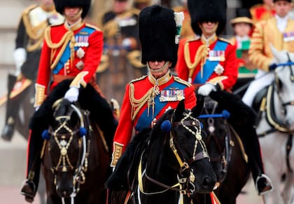 El Rey Carlos III de Gran Bretaña lidera a caballo, saliendo del Palacio de Buckingham para procesar el Desfile de Guardias a Caballo para el Desfile del Cumpleaños del Rey, 'Trooping the Colour', en Londres el 17 de junio de 2023.