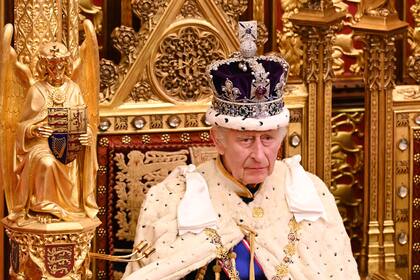 El rey Carlos III de Gran Bretaña, vestido con la Corona Imperial del Estado y la Túnica de Estado, se sienta en el Trono del Soberano en la cámara de la Cámara de los Lores, durante la Apertura Estatal del Parlamento, en las Casas del Parlamento, en Londres, el 7 de noviembre, 2023.