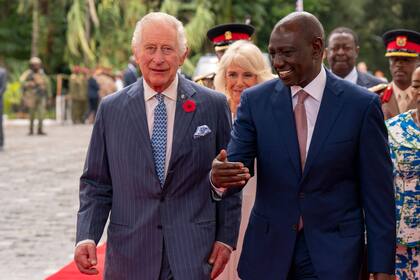 El rey Carlos III, de Gran Bretaña, y el presidente de Kenia, William Ruto, durante la ceremonia de bienvenida en la Casa de Estado en Nairobi, el 31 de octubre de 2023.