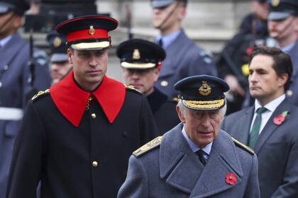 El rey Carlos III de Gran Bretaña y el príncipe William asisten a la ceremonia anual del Domingo del Recuerdo en el Cenotafio de Londres, el domingo 12 de noviembre de 2023.