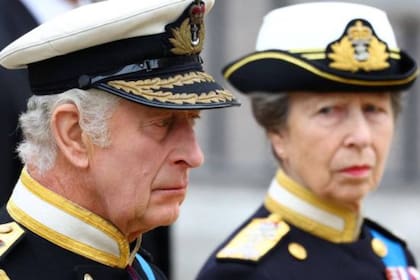 El rey Carlos III de Gran Bretaña y su hermana, la princesa Ana de Gran Bretaña, la princesa real
