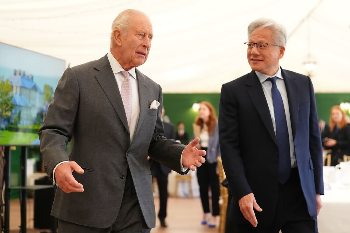 El rey Carlos III de Inglaterra (izq) con Jensen Huang, director ejecutivo de Nvidia, en una reunión