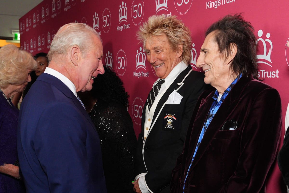 El rey Carlos III, junto a Rod Stewart y a Ronnie Wood