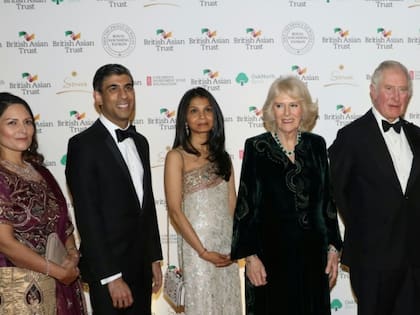 El Rey Carlos III, la reina consorte Camila, el nuevo primer ministro Rishi Sunak, y su esposa Akshata Murty