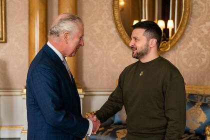 El rey Carlos III le da la mano al presidente de Ucrania, Volodymyr Zelensky (derecha), mientras le da la bienvenida en el Palacio de Buckingham, en Londres, antes de una audiencia durante su primera visita al Reino Unido desde la invasión rusa de Ucrania.