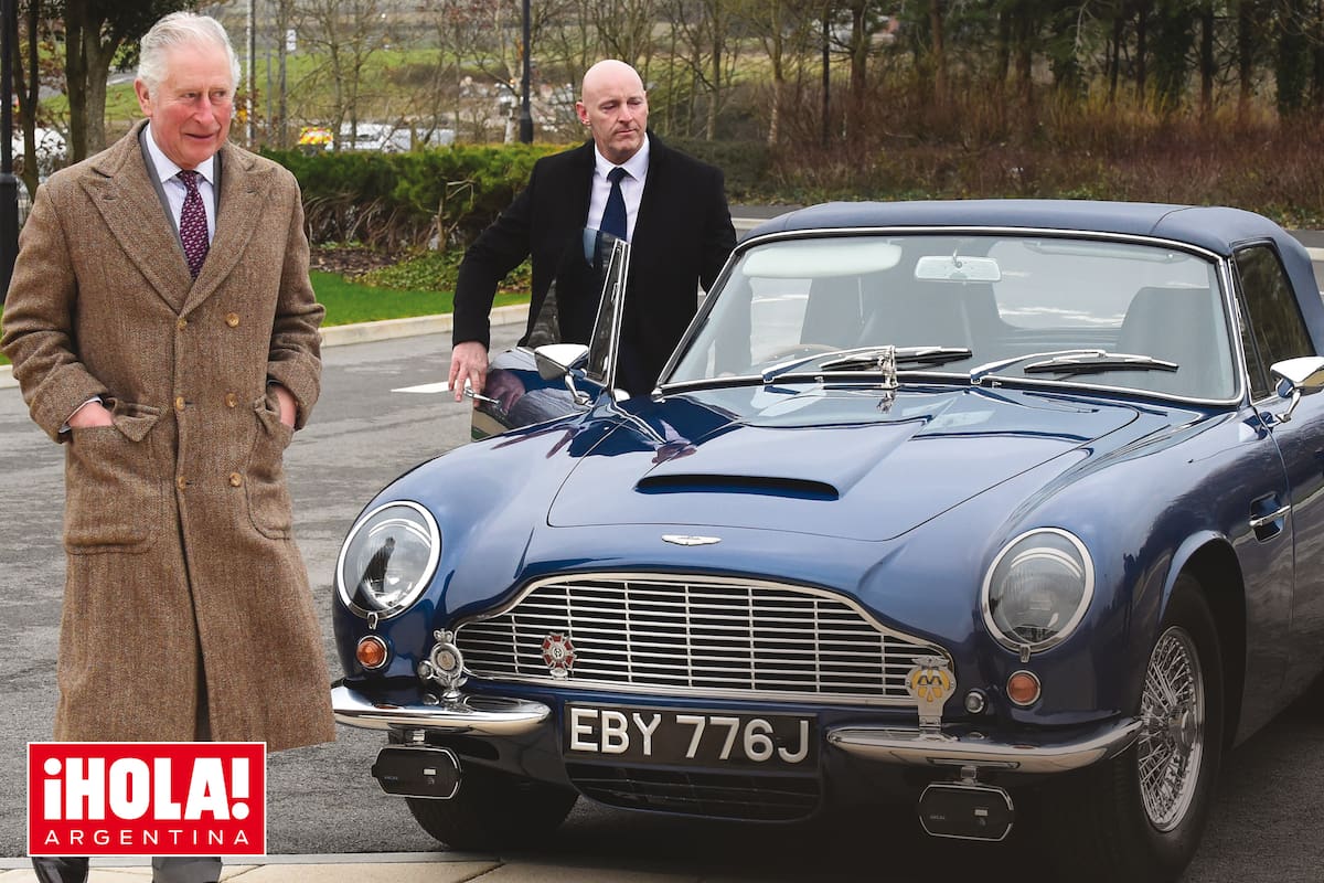 El rey Carlos III luego de un paseo con su Aston Martin DB6 MK2 Volante, que recibió como regalo en 1969, cuando cumplió 21 años. En 2008 pidió que su motor fuera transformado para funcionar con bioetanol formulado con residuos de la producción del vino blanco inglés y el suero del queso.