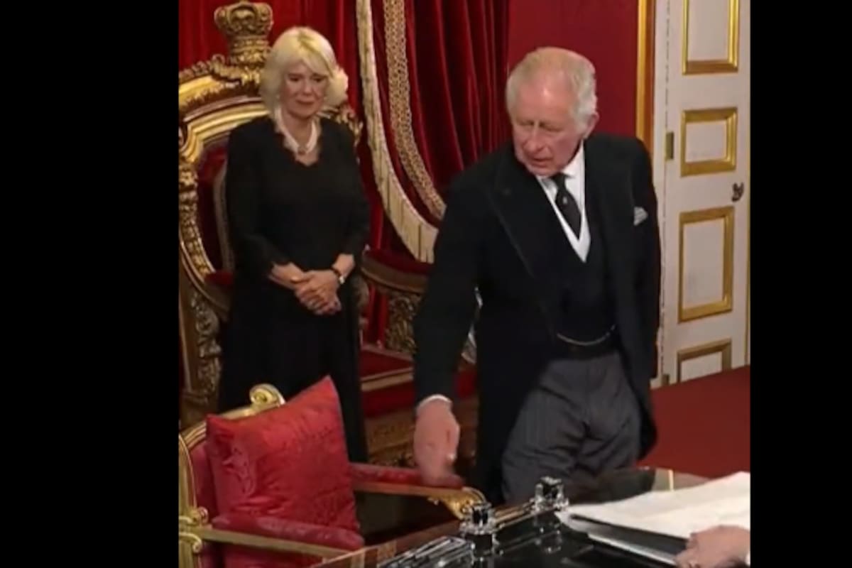 El rey Carlos III ordena a un ayudante que corra el tintero a un costado