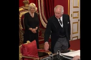 El rey Carlos III ordena a un ayudante que corra el tintero a un costado