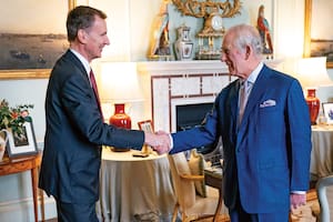 Cómo el cáncer afecta la agenda del rey Carlos III y su estrategia para seguir presente en la escena pública