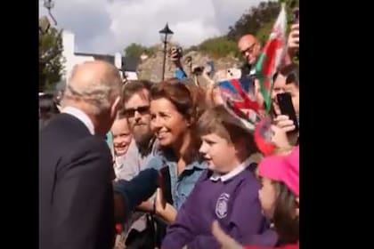 El rey Carlos III saludó a un grupo de personas frente al castillo de Cardiff