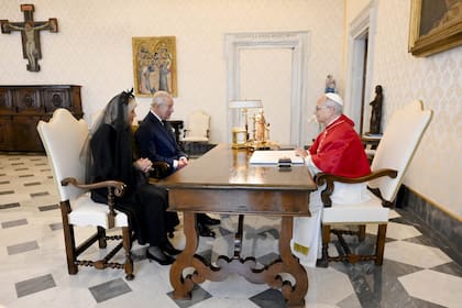 El rey Carlos III y la reina Camila del Reino Unido se reúnen con el papa León XIV en la Ciudad del Vaticano