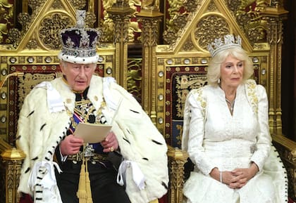 El rey Carlos III y la reina Camila en la apertura del Parlamento en el Palacio de Westminster en 2026