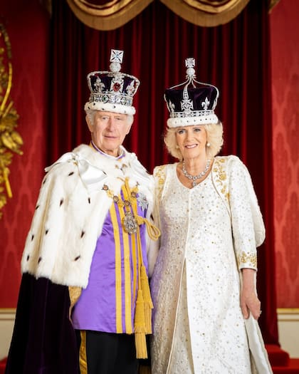 El rey Carlos III y la reina Camila en su primera foto oficial tras la coronación