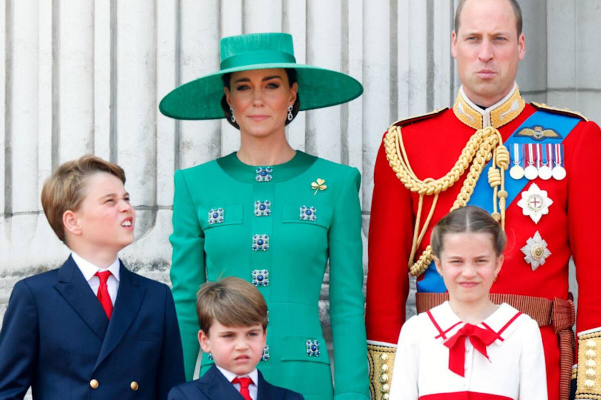 El Rey Carlos III y la Reina Camilla saludan junto al Príncipe Guillermo, Príncipe de Gales, el Príncipe Luis de Gales, Catalina, Princesa de Gales y el Príncipe Jorge de Gales en el balcón del Palacio de Buckingham durante Trooping the Colour el 17 de junio de 2023 en Londres, Inglaterra.