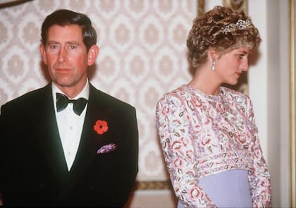 El rey Carlos todavía es cuestionado por su romance con Camilla y la muerte de Lady Di