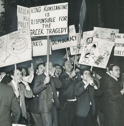 "El rey Constantino es responsable por la tragedia griega", dice uno de las pancartas en una protesta tras la instalación de la junta militar que él tardó en repudiar.