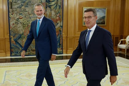 El Rey de España Felipe VI recibe al candidato del conservador Partido Popular Alberto Núñez Feijoo en el Palacio de la Zarzuela