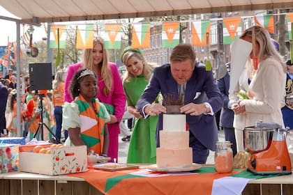 El rey de Holanda celebró sus 56 años mientras cae su aprobación