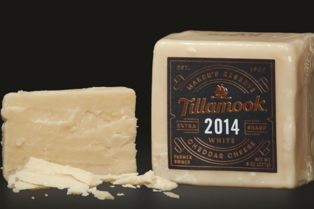 El rey de los quesos cheddar fue el Tillamook Creamery Maker’s Reserve 2014, un queso cheddar blanco extrafuerte con “una textura brillante y escamosa. (Tillamook)