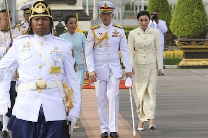 El rey de Tailandia, la reina y su hija, la princesa Bajrakitiyabha, llegan para rendir homenaje a la estatua del rey Chulalongkorn delante de la coronación real en el Plaza Real