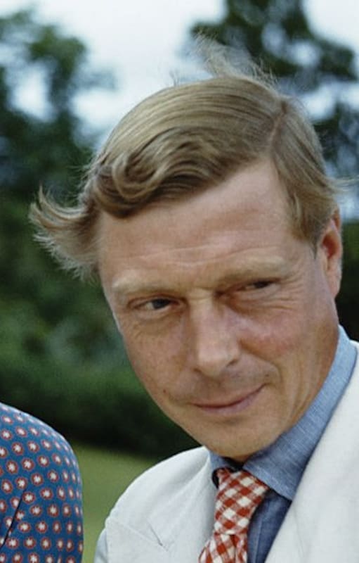 El rey Eduardo VIII abdicó para casarse con Wallis Simpson, una estadounidense que se había divorciado dos veces.