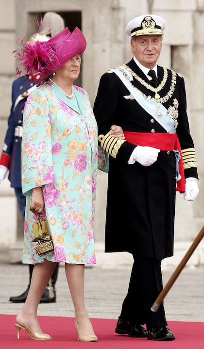 El rey emérito Juan Carlos, del brazo de su hermana Pilar de Borbón, cruza la plaza de la Armería del Palacio Real, camino a la contigua catedral de la Almudena, acompañados por el repicar de las campanas. Desde hacía casi un siglo no tenía lugar una boda real en España. Fue precisamente la de sus abuelos, los reyes Alfonso XIII y Victoria Eugenia, el 31 de mayo de 1906