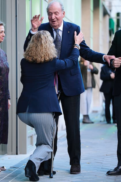 El rey emérito Juan Carlos, llegó esa misma mañana a España (vive desde 2020 en Abu Dabi). Dando muestra del gran vinculo que tiene con él, Elena lo despidió en la puerta con un divertido saludo y una reverencia.