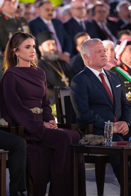El rey estuvo alineado con el look de su esposa, utilizando un smoking azul sobrio y elegante.