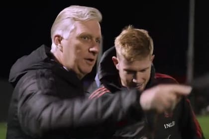 El rey Felipe de Bélgica le da indicaciones a Kevin de Bruyne, en un spot institucional de los Diablos Rojos