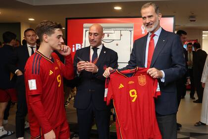 El rey Felipe en el vestuario español tras la victoria 7 a 0 ante Costa Rica. Foto: CASA DE S.M. EL REY