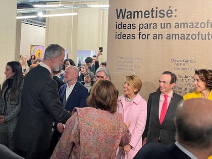 El rey Felipe saluda a la coleccionista Patrizia Sandretto Re Rebaudengo en la entrada de la sección "Wametisé: ideas para un amazofuturismo"