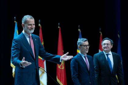 El Rey Felipe VI, el ministro de la Presidencia, Justicia y Relaciones con las Cortes, Félix Bolaños, y el fiscal general del Estado, Álvaro García Ortiz, durante el acto en 2024